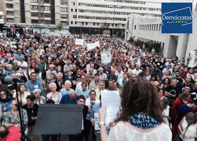 Foto Manifestación Sede GOBCAN con Logo
